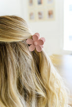 Load image into Gallery viewer, Daisy Claw in Light Pink
