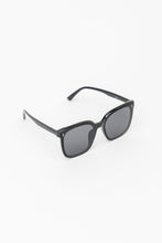 Load image into Gallery viewer, Eye On You Sunglasses in Black
